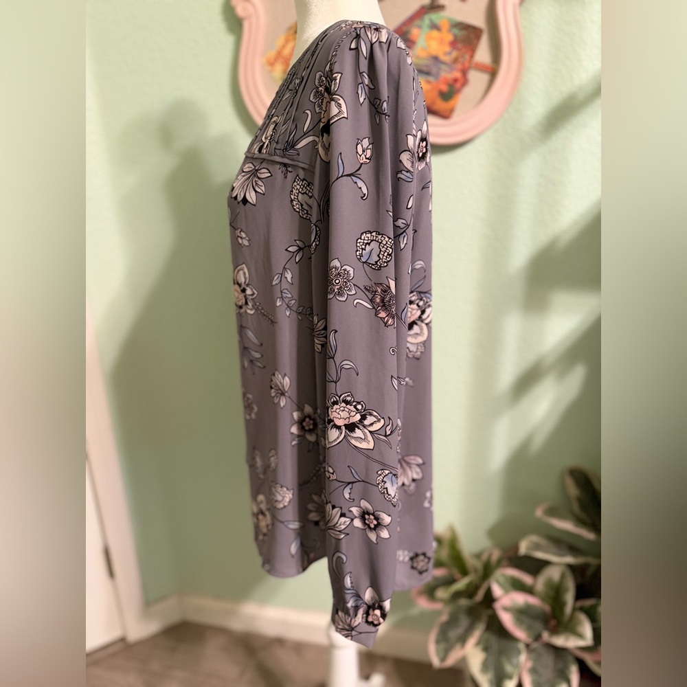 LOFT Floral Gray Women's Top - Picture 3 of 7